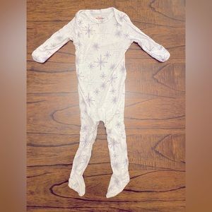 Gunamuna Convertible Footie Pajama snug fit with diaper zip 3-6mo snowflakes